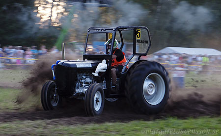 traktor racing med en Massey Ferguson