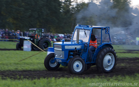 En Ford tävlar i traktor race.