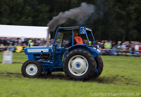 En traktor med rök ur avgasröret.