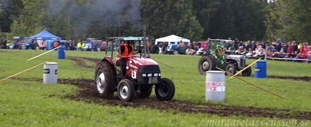 Två traktorer som tävlar mot varandra.