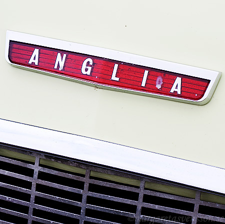 Detalj på en Ford Anglia de luxe.